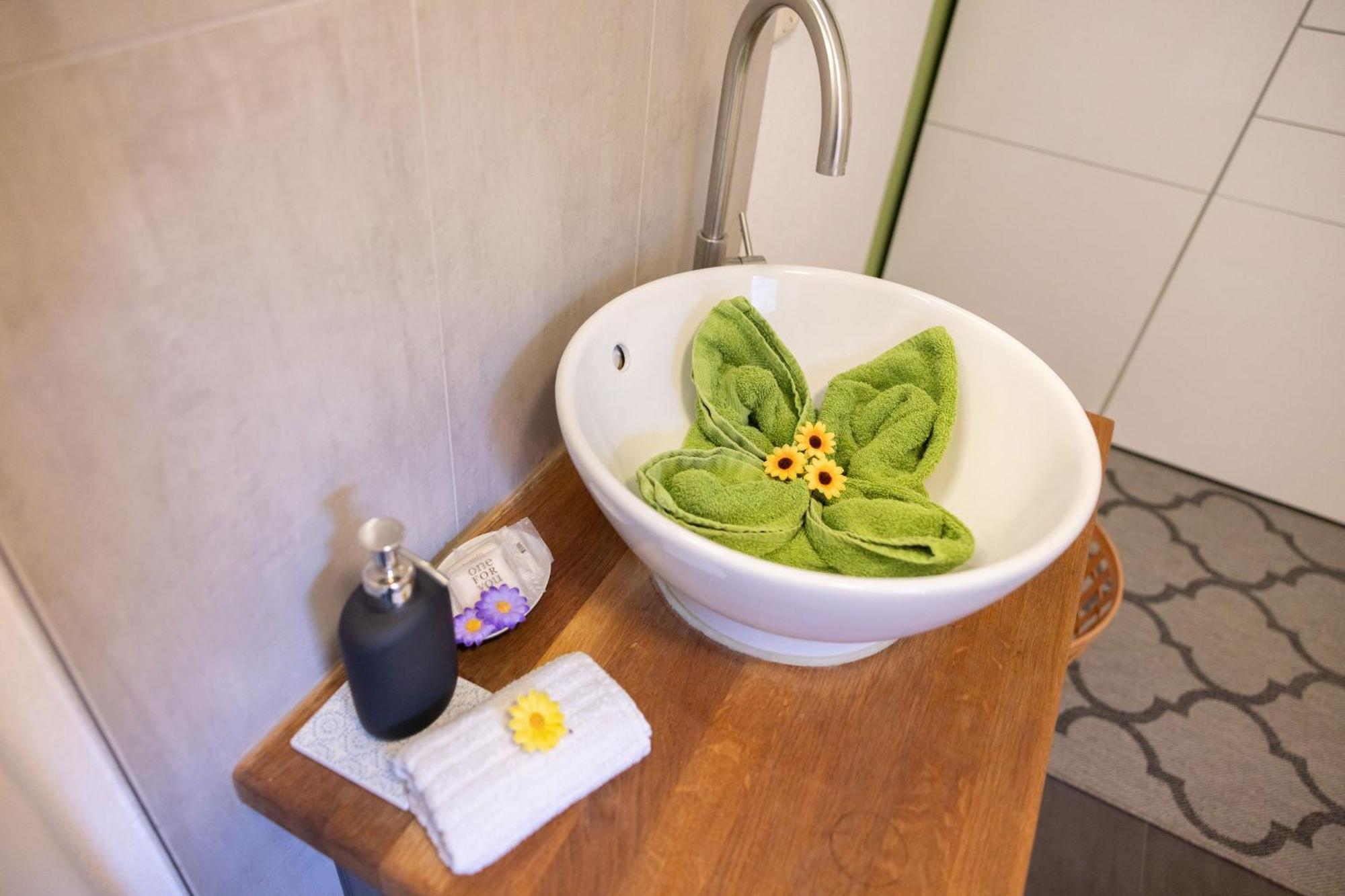 Ideal Fuer Kurze Aufenthalte - Gemuetliches 1-Zimmer-Apartment Adelsdorf Exteriör bild